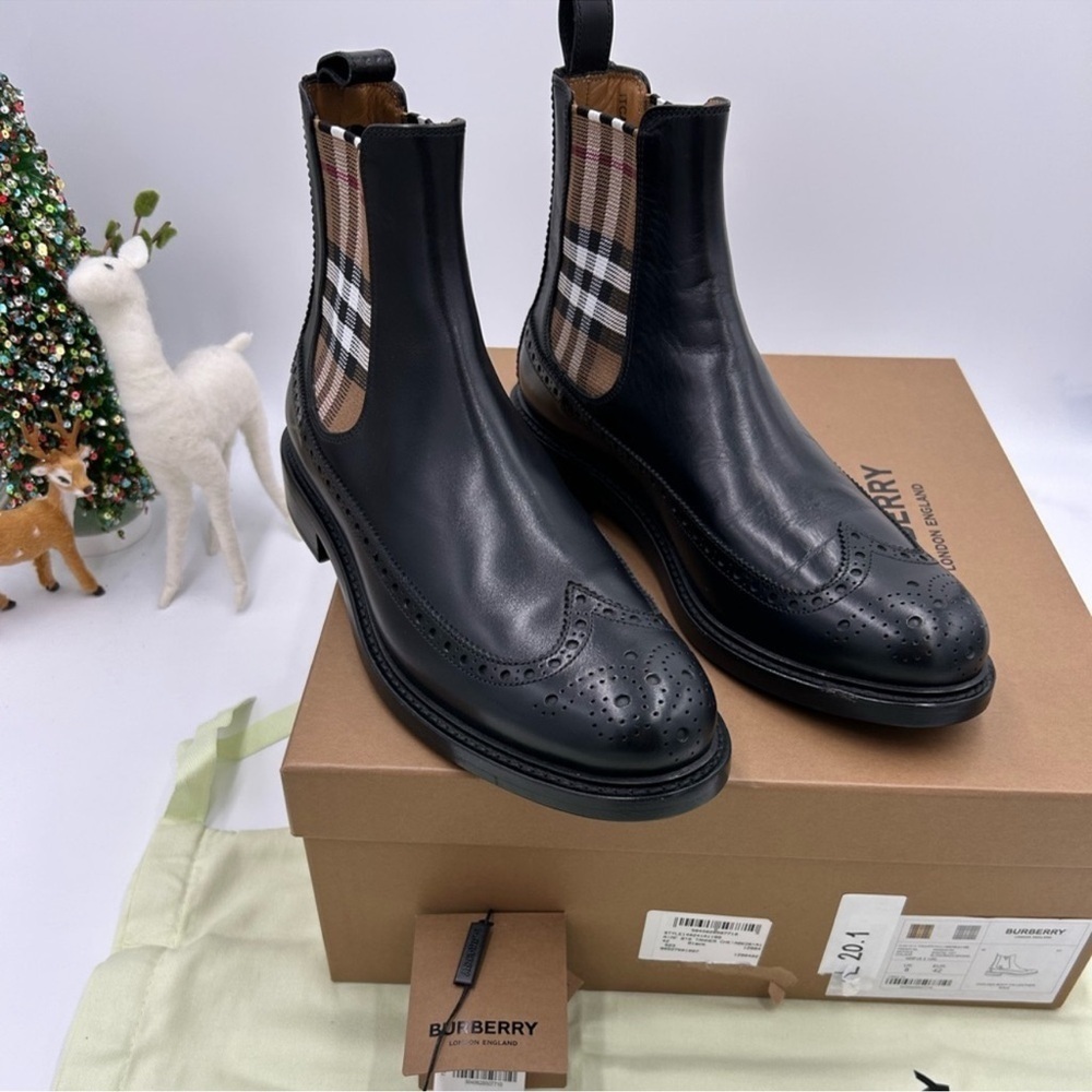 Men’s Burberry vintage check leather Chelsea boots size 42. Made in Italy.